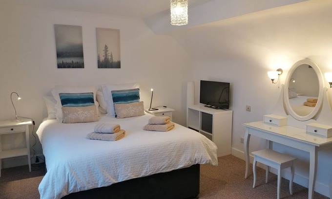 Brixham Apartment | The perfect Brixham getaway- pet friendly with parking!
