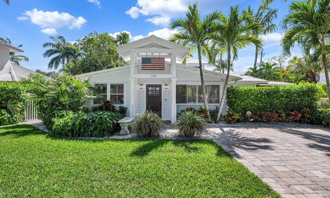 Old Naples House | The Perfect Olde Naples Beach Lifestyle Experience - Walk to Beach & 5th Ave S
