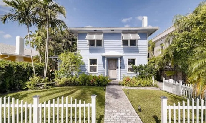 Flamingo Parks House | The Periwinkle House – Bask Poolside at this Sunlit West Palm Retreat