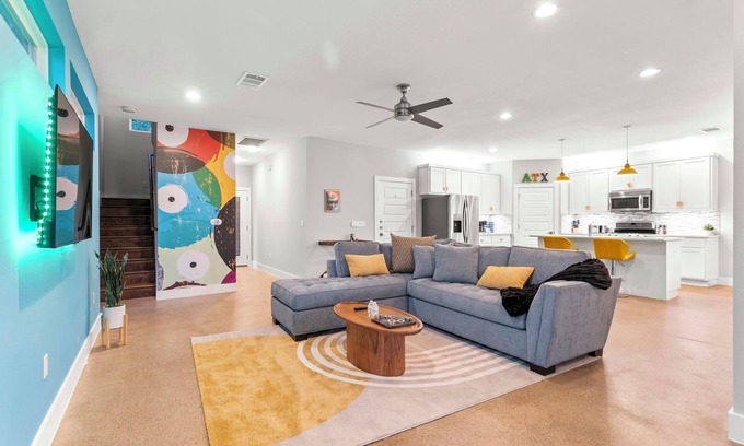 Chestnut House | The Pet Friendly Austin Art Haus. 7 mins from DT and UT. Walk to Bars and Eats!