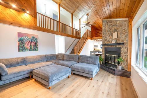 East Kootenay House | The Pines on 15th Ave - Hot Tub, BBQ