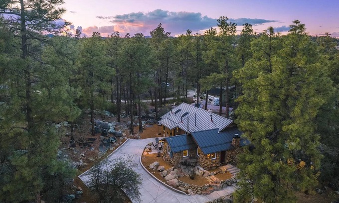 Prescott House | The Prescott Hideout - Sleeps 8/Firepit/Close to Whiskey Row