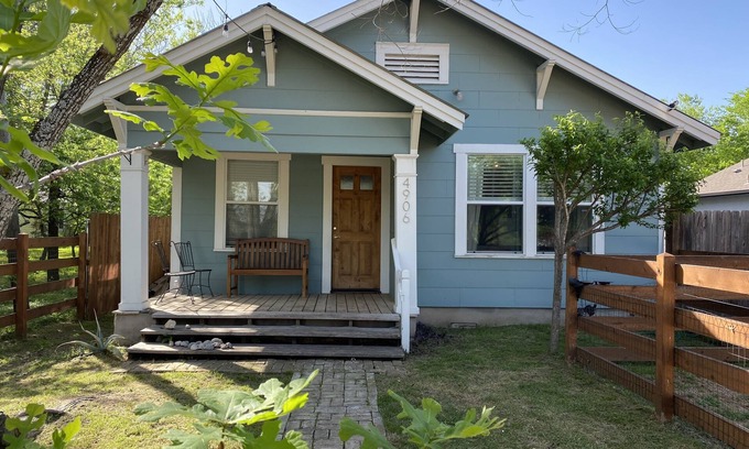 MLK House | The Quaint Craftsman in East Austin- 3BR/2ba w/enclosed front and back yards!