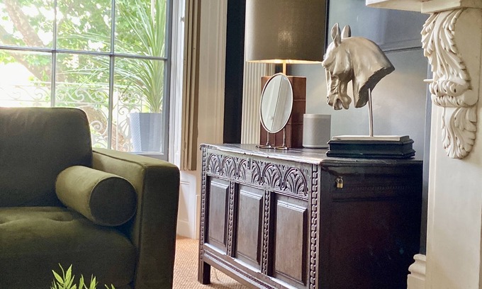 Cheltenham Apartment | The Queens Apt stylish + Free Parking. Hop Skip & Jump to Restaurants