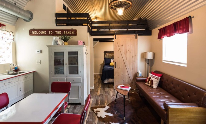 Fayetteville Cottage | The Ranch Motel. Large cottage in a country setting with pool and hot tub.