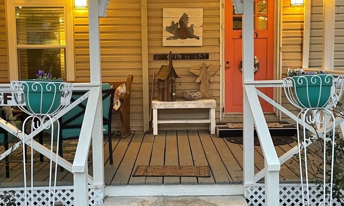 Granbury Cottage | The Refuge at Lake Granbury - Lakeside Country Cottage with great outdoor spaces