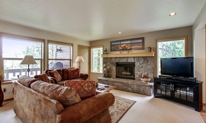 Sunriver Condo | The Ridge at Sunriver - Condo #1 - Access provided to onsite seasonal swimming pool & tennis facilities, year-round hot tub plus 4 bikes