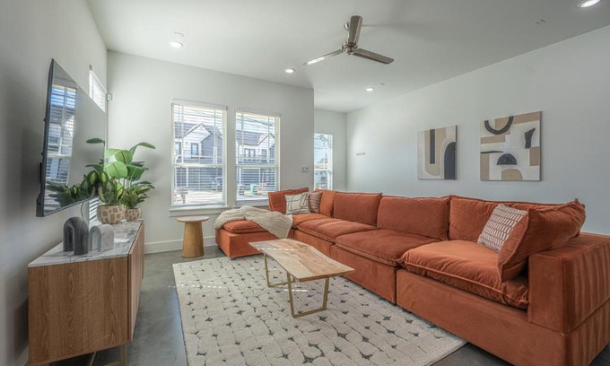 South Central Houston Apartment | The Right House @ East Downtown
