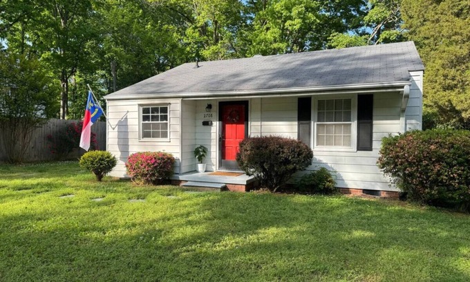 Greensboro House | The Robin's Nest (close to highways, shops and more.)