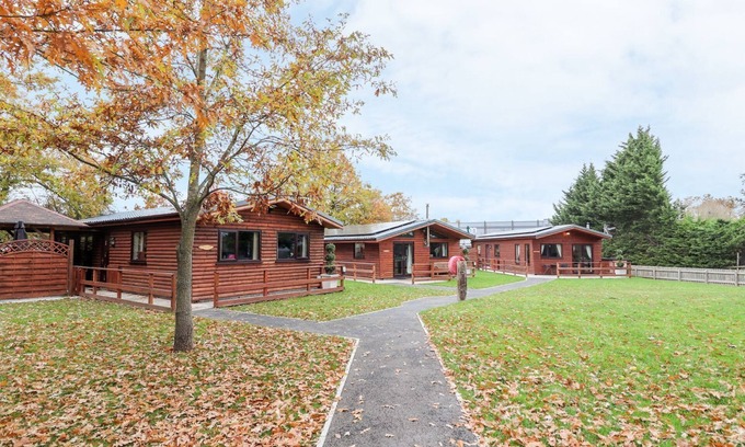 Saint Asaph Cottage | THE ROE, pet friendly, with hot tub in St Asaph