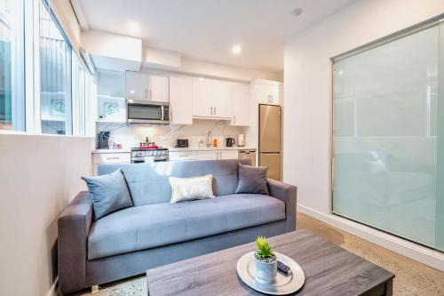 Downtown Toronto Hotel | The Roland Bright Suite 2BR Toronto Getaway near Downtown