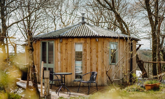 Kilgetty Cabin | The Round House is sited in the woods of the stunning Begelly house