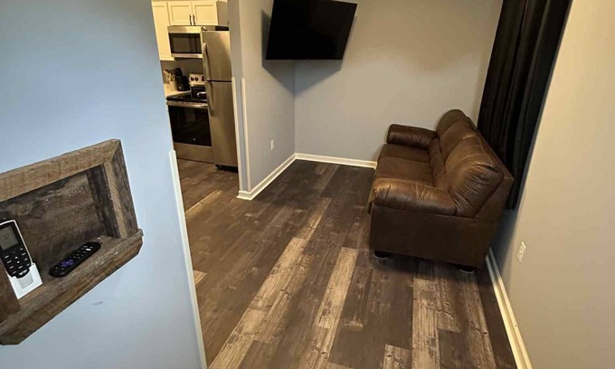 Renick Apartment | The Rustic Railroad Studio 5 Min to HWY 63 Kitchen + Washer/Dryer