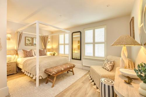Weymouth House | The Salt House - sleeps 12 & 3 mins to beach