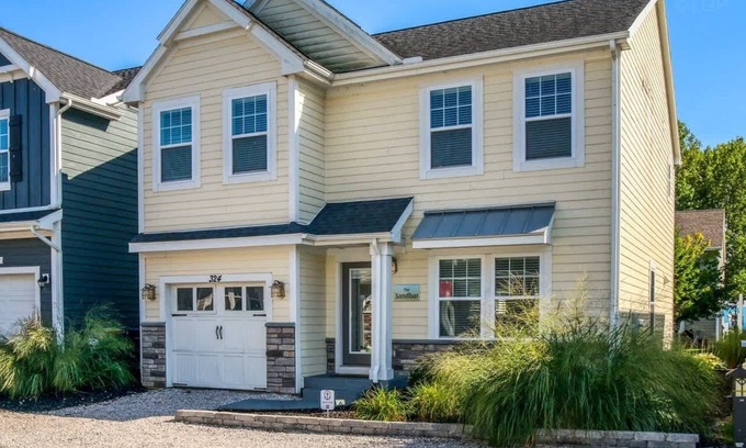 South Haven House | The Sandbar: Spacious Dog-Friendly Getaway with Access to Year-Round Pool & Hot