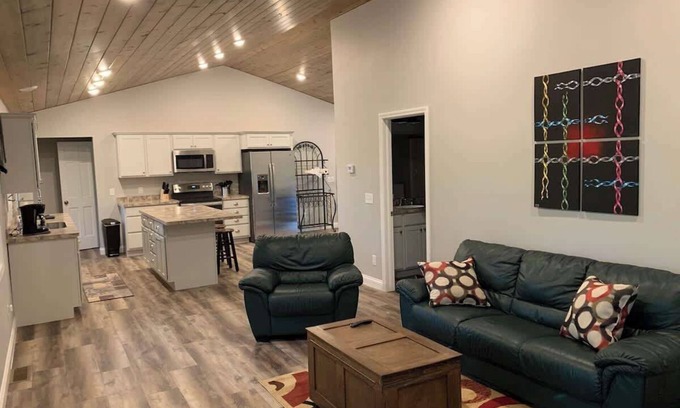 Ashtabula House | The Sansa Suite at Brants Apple Orchard