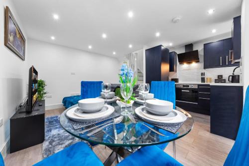 Watford Apartment | The Sapphire Retreat! 5 Mins to Harry Potter World!