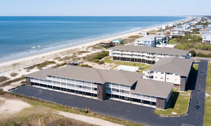 Long Beach Condo | The Sea Pearl - Ocean Front Condo on Oak Island - Sleeps 9 - 3bed/2bath