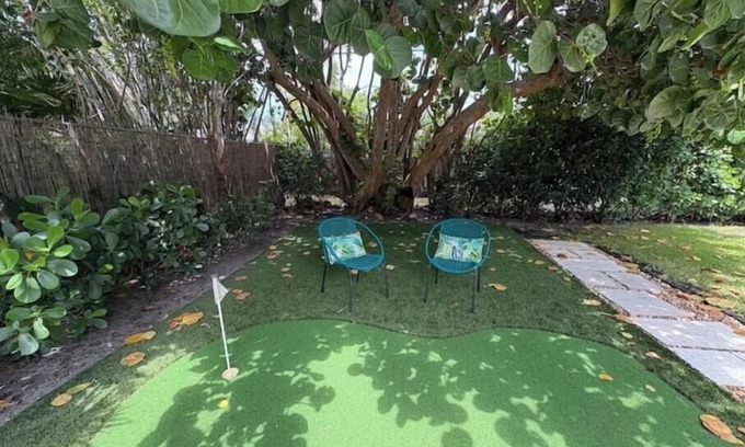 Palm Beach - West Palm Beach House | The Seagrape House-King Bed, Putting Green, Private Fenced in Backyard, Beach