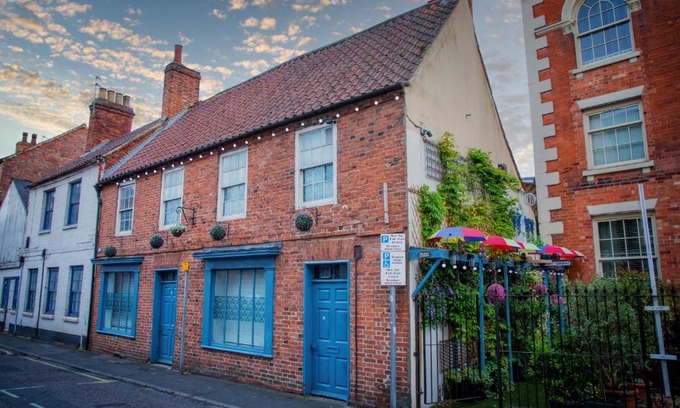 Newark Apartment | The Secret Garden