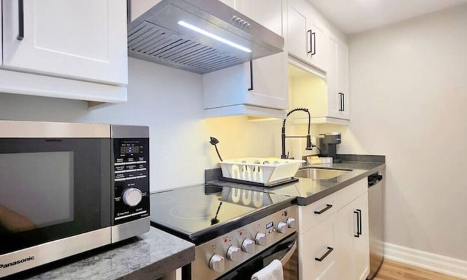 Grantham Apartment | The Serene Haven Modern 2 Queen Bed Full Apartment