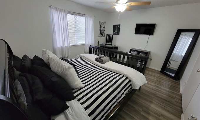 Dawson Apartment | **The Sexiest Suite ATX! ** Perfect location in SoCo District- Congress St <3