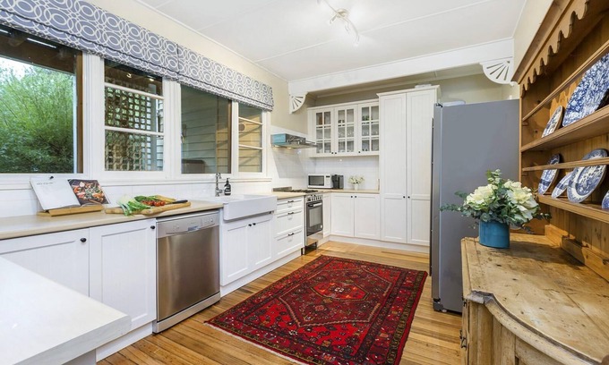 Rye Cottage | The Shearwater Deck - 250m from the bay beach - BEACHSIDE SPA COTTAGE