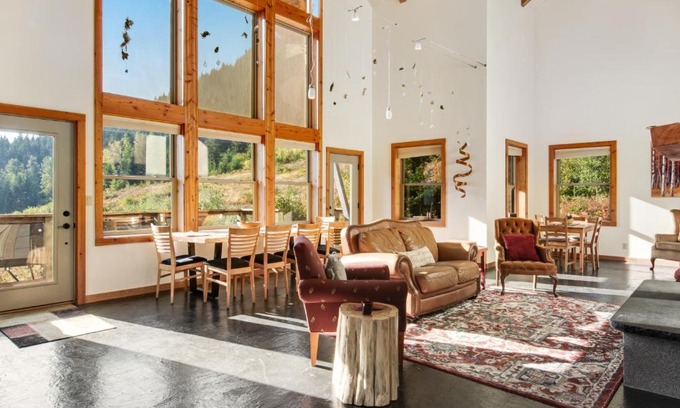 Hyak House | The Skis Knees