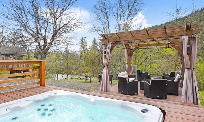 Gold Hill House | The Sleepy Canoe - A Cozy River front house near everything in Southern Oregon