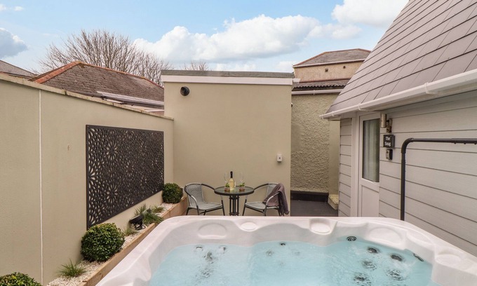 Camborne House | The Snug