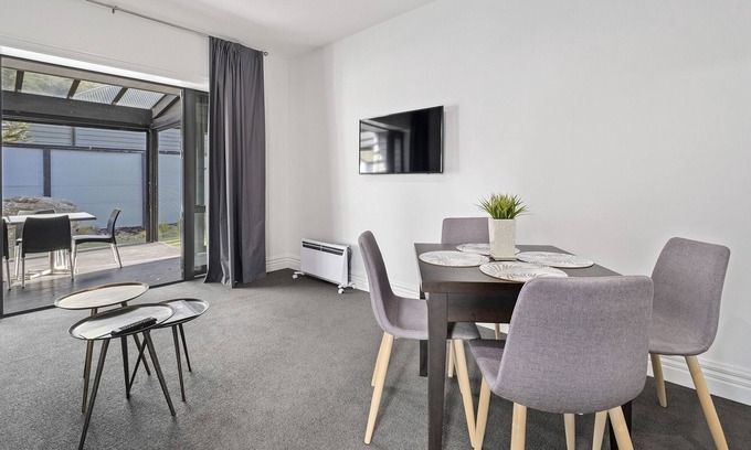 Cardrona House | THE SOMBRE DUCK AT BENBRAE - CARDRONA HOLIDAY APARTMENT in Glendhu Bay