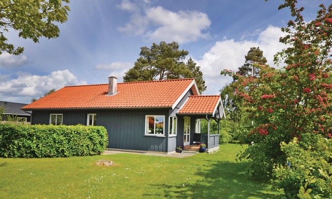 Vejlby Fed House | The spacious and well-maintained cottage is situated on a beautiful plot with tall trees.