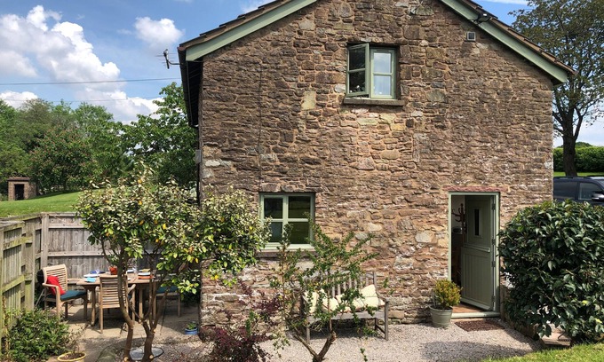 Marstow Cottage | THE STABLE, pet friendly, with a garden in Marstow