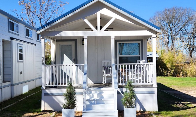Staples Cabin | "The Suite" w/King Bed - By The San Marcos River