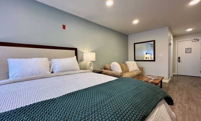 Killington Apartment | The Suites: Next Door - Studio at Killington Resort on the Bus Route. Discounted Ski Rentals. 531