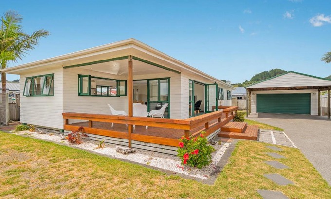 Cooks Beach House | The Sunny Bach - Cooks Beach Holiday Home