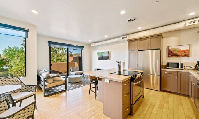 Kayenta House | The Sunrise - Upper Floor Suite w/Red Rock Views