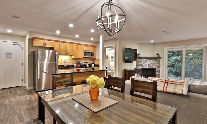 Killington Condo | The Sunup Suite at Killington: 2RM/2BA Condo w/Pool. Bus Route. Discounted Ski Rentals!