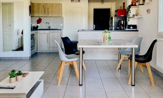 Les Rousses Apartment | The Swiss border worker at the foot of La Dôle in the DRC