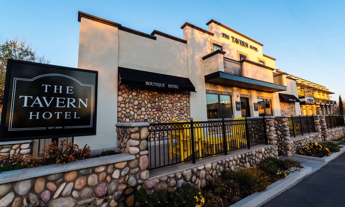 Cottonwood Hotel | The Tavern Hotel