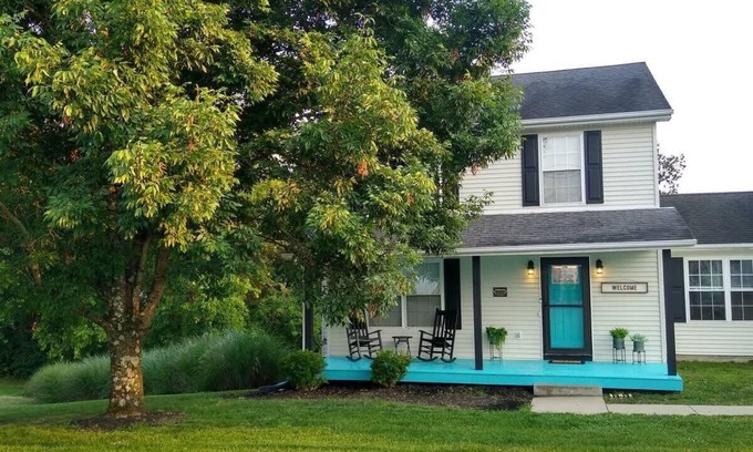Williamstown House | The TEAL PORCH HOUSE - 4 Minutes to the ARK!