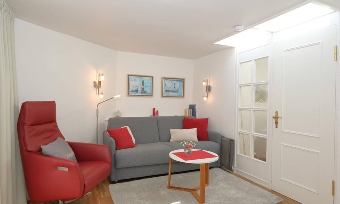 Westerland Apartment | The thatched "Friesenhaus" from 1693 is located in the historic part of Westerland on a wonderfully overgrown plot. In the house there are 3 completely renovated and newly furnished 2-room apartments, which are rented out by us. To the.