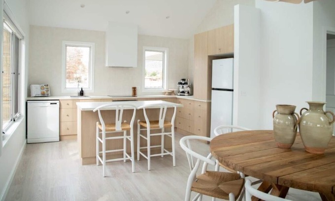 Porepunkah Cottage | The Tradesman's Quarters - Falling from the pages of a Home Styling Magazine, this 3 bedroom, 2 bathroom cottage is perfectly suited to families or a couple’s weekend away.