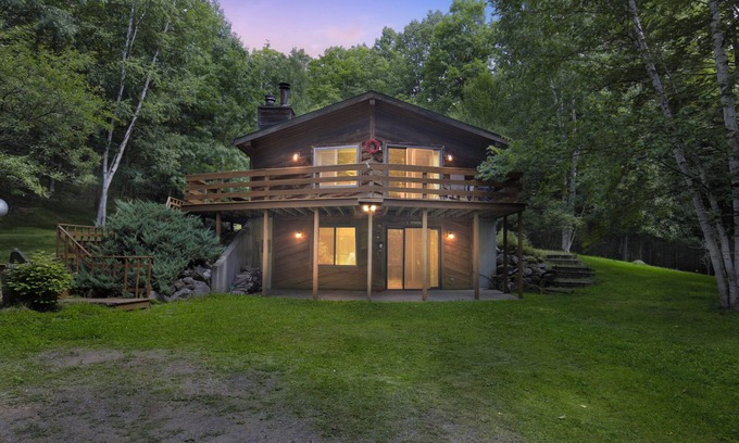 Phelps Cabin | The Treehouse Lakes & Trails Cabin 3 Bedroom Cabin