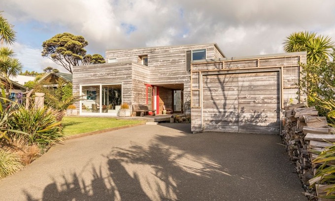New Lynn House | The Treehouse Piha- Architecturally designed home