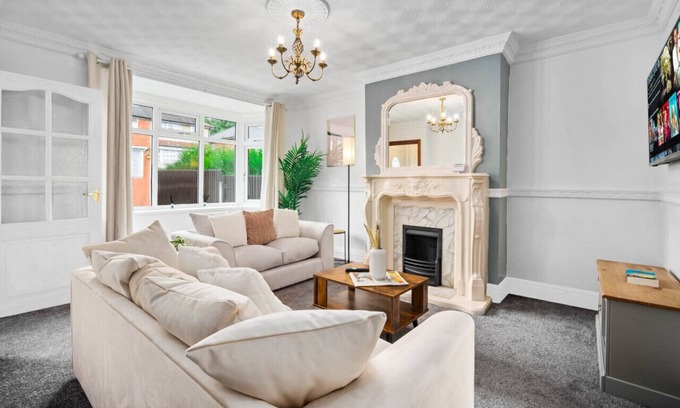 Sutton Coldfield House | The unit comes high-speed WiFi, hotel-quality linen, and toiletries for your comfort.