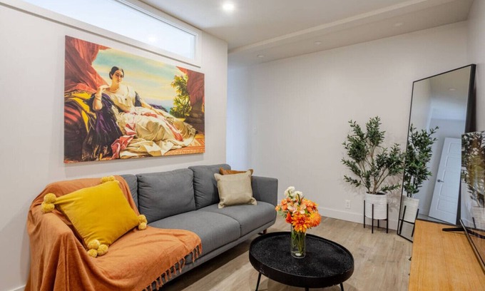 Cote-Des-Neiges—Notre-Dame-De-Grace Apartment | The Uptown Retreat|Stylish 3BR in NDG