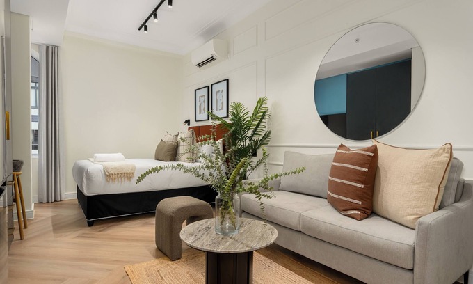 Flora Park Apartment | The Valour Designer Suite | De Waterkant