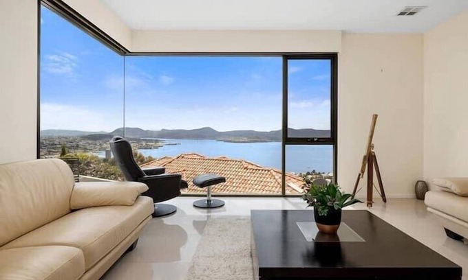 Sandy Bay House | "The View" Luxury home 5 bed/3 bath 3km to Casino