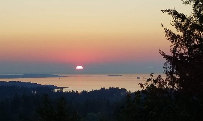 Metchosin House | The View Suite - stunning 2-acres & hot tub